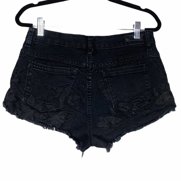 Blank NYC 💥Black on Black Floral Embroidered💥 Floral Denim Shorts Frayed 27 - Picture 2 of 6